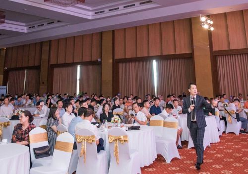 Bùi Văn Luật - Diễn giả truyền cảm hứng: “ Thành công không phải bạn có gì mà bởi bạn là ai”
